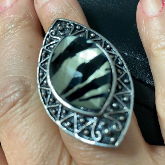 Zebra design silver acrylic expandable cocktail ring - Size 8 - Picture 5 of 7